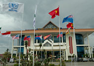 Bendera para peserta workshop telah dikibarkan di depan gedung PKM Tenggarong Seberang