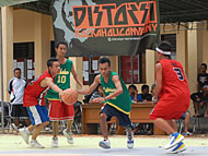 Duel antara tim Dispenda B (hijau) melawan Sanga Cabe Salai (merah) pada partai final kategori Umum tadi sianag