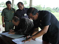 Asisten IV HM Ghufron Yusuf bersama PR III Unikarta H Awang Asmir Ridwan menandatangani berita acara pelepasan peserta KKN Unikarta