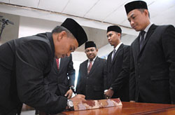 Rektor Unikarta Dr Sabran SE MSi menandatangani berita acara pengambilan sumpah pejabat struktural dan fungsional Unikarta
