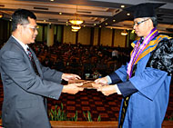 Koordinator Kopertis Wilayah XI Kalimantan menyerahkan SK pengukuhan secara simbolis kepada Prof Iskandar (kanan)