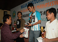 Ketua DPRD Kukar Rahmat Santoso menyerahkan trofi kepada juara cabor Tenis Meja