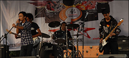 Penampilan salah satu kelompok band dalam Parade Musik Kampus IV tadi sore