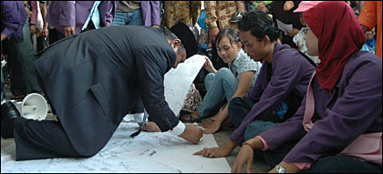 Wakil Bupati Kukar H Samsuri Aspar pun mesti berlutut untuk membubuhkan tanda tangannya