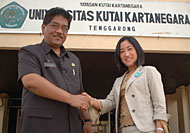 Koordinator Kemitraan dari Universitas Kobe, Dr Izumi Okata (kanan), ketika berkunjung ke kampus Unikarta yang disambut PR II Unikarta Dr Ir HM Aswin MM