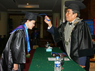 PR I Unikarta Ir HM Arifin Mas'ud mewisuda salah seorang sarjana Unikarta