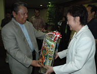 Wabup Samsuri Aspar ketika memberikan cenderamata kepada Rektor UTBC Prof Dr Zou Tie Chuan