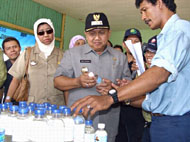 Bupati Kukar Hadi Sutanto didampingi Camat Muara Badak Rusmina SH (kedua dari kiri) tampak antusias mengamati kemasan VCO dalam pameran produk hasil binaan VICO Indonesia di Desa Badak Mekar