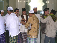 Jajaran manajemen dan pengurus BDI VICO Indonesia saling bermaaf-maafan dengan jamaah sholat Ied