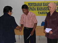 Dekan FKIP Unmul menyerahkan bantuan beasiswa VICO Indonesia kepada perwakilan mahasiswa asal Muara Badak