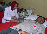Manager Southern Area VICO Indonesia, Teguh K Wahyu, turut mendonorkan darahnya