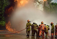 Regu pemadam kebakaran berusaha menjinakkan si jago merah yang terus berkobar hebat