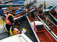 Tim juri saat melakukan penilaian terhadap perahu-perahu nelayan peserta Lomba Perahu Motor Bersih Sehat dan Aman di Muara Badak