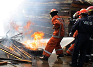 Upaya pemadaman kebakaran oleh anggota Karang Taruna Tanjung Limau dan Saka Bahayangkara Muara Badak