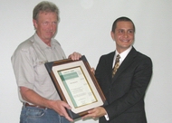 President & CEO VICO Indonesia Chris J Phillips  (kiri) menerima sertifikat ISO 14001 dari Presdir ERM Indonesia Luiz Guimaraes