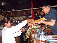 Cabup nomor urut 3, Drs H Syaukani HR MM, saat menyerahkan buku Visi, Misi dan Programnya kepada Ketua DPRD H Bachtiar Effendi usai menyampaikan visi dan misinya di hadapan anggota dewan