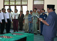 Wabup Samsuri Aspar saat memimpin pengambilan sumpah/janji Pejabat Struktural Eselon IV dari 4 kecamatan di Kukar
