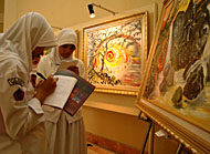 Para pelajar MTsN 1 Tenggarong tengah mencatat lukisan favoritnya