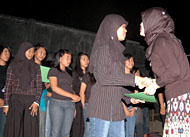 Direktur Eksekutif Yayasan Lanjong Kukar Nurul Hidayati Dwinta Sari SE (kanan) ketika menyerahkan sertifikat kepada para peserta workshop