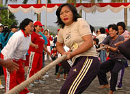 Ibu-ibu dari kelompok KORPRI Sentul A keluar sebagai jawara lomba tarik tambang