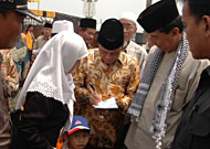 Usai memberikan siraman rohani, KH Zainuddin MZ diserbu warga Tenggarong untuk bersalaman bahkan minta tandatangan seperti ini